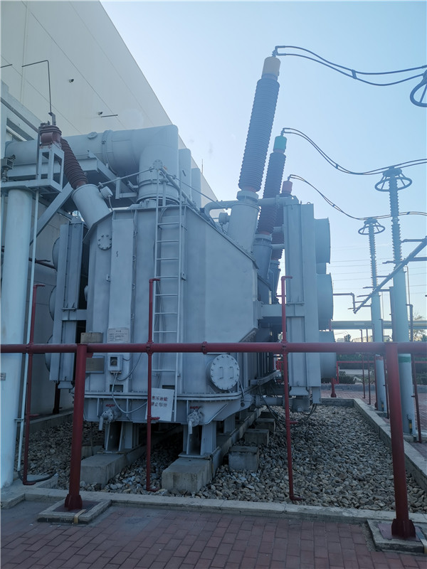 我公司承接龍口南山集團(tuán)SFP11-400000/220KVA超高壓電力變壓器維護(hù)保養(yǎng)現(xiàn)場(chǎng)。